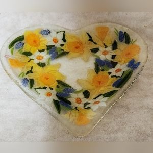 Signed '01 Peggy Karr Glass Heart Shaped plate Daffodils Spring Made in USA .
